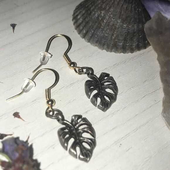 🪴 BRASS MONSTERA LEAF EARRINGS 🌱🍃 - Picture 1 of 11
